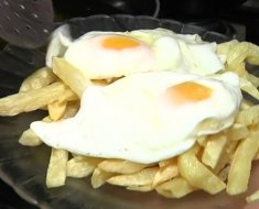 ¿Cuántas calorías tiene dos huevos fritos con patatas fritas?
