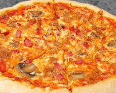 ¿Cuántas calorías tiene una pizza de jamón y champiñones?