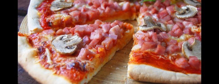 ¿Cuántas calorías tiene una pizza entera de jamón y queso?